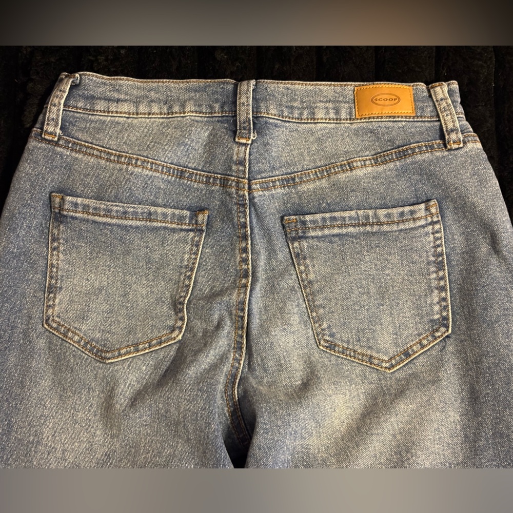Stylish Distressed Blue Women's Cropped Jeans - Picture 5 of 6